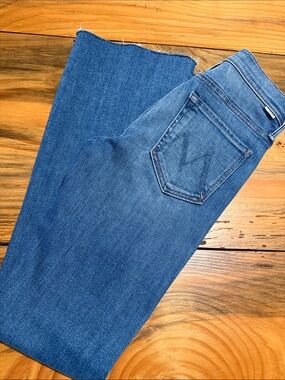 MOTHER The Weekender Fray Blue Jeans in A Groovy Kind of Love, size 26